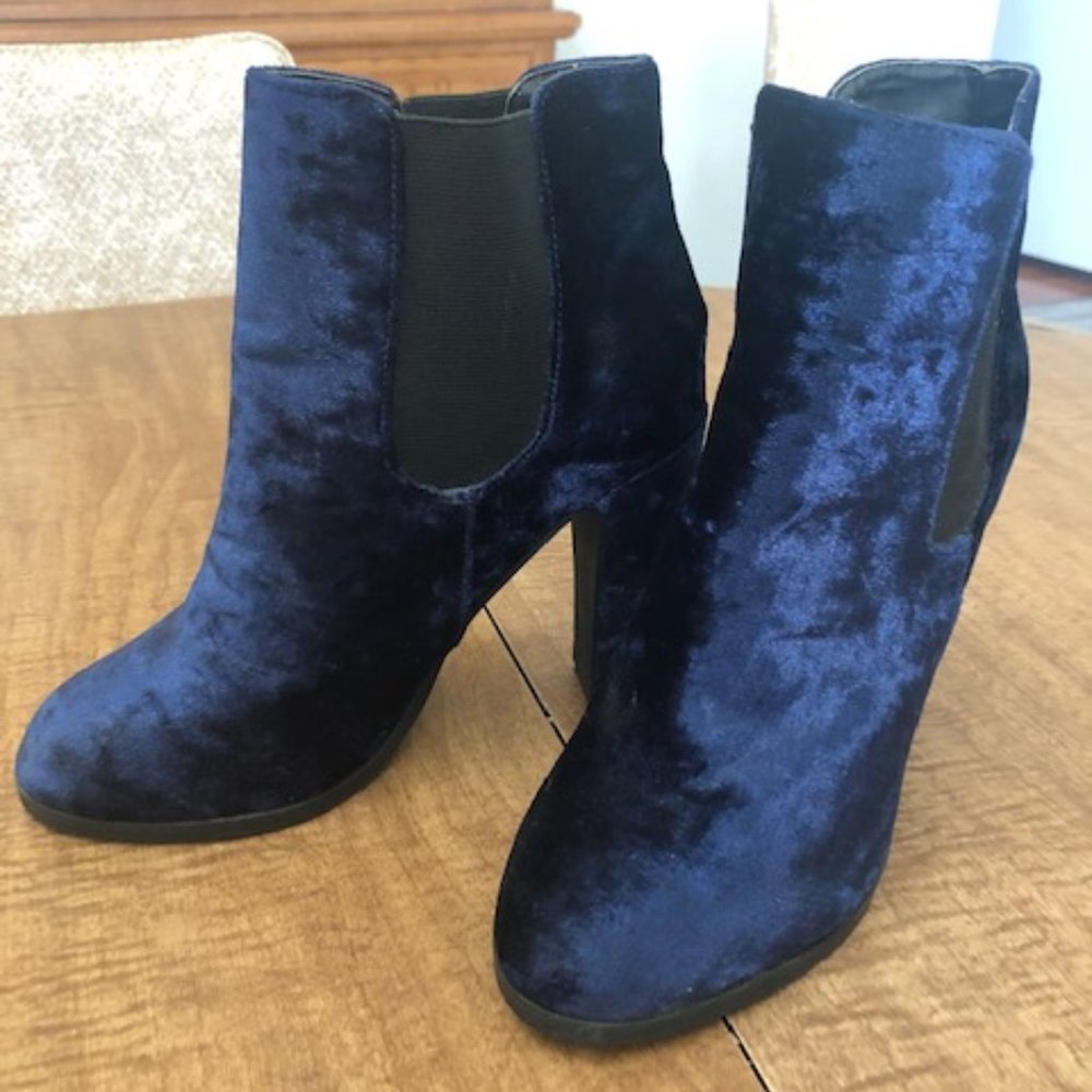 Kimchi Blue UO Midnight Chelsea Crush Velvet Boot